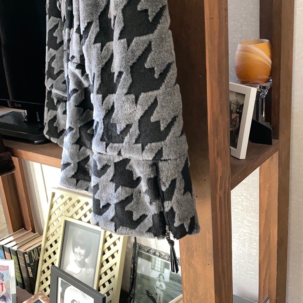 Coat, never worn - Picture 2 of 3